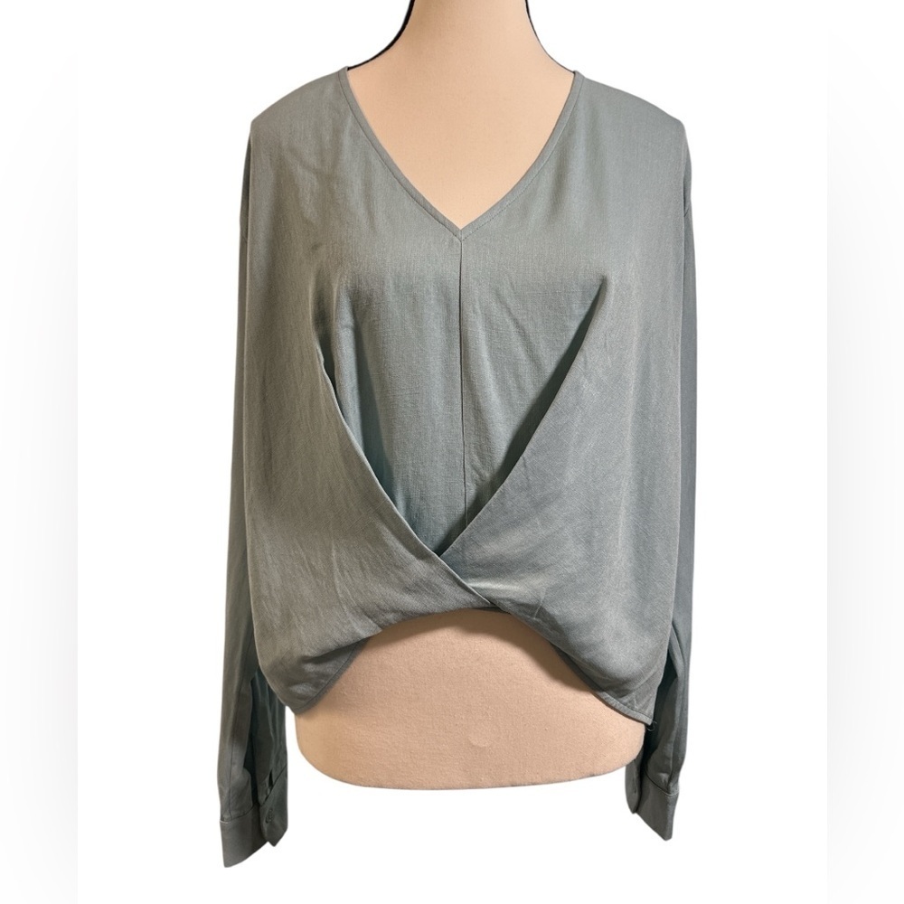 Ro & De Women's V-Neck Blouse in Light Gray